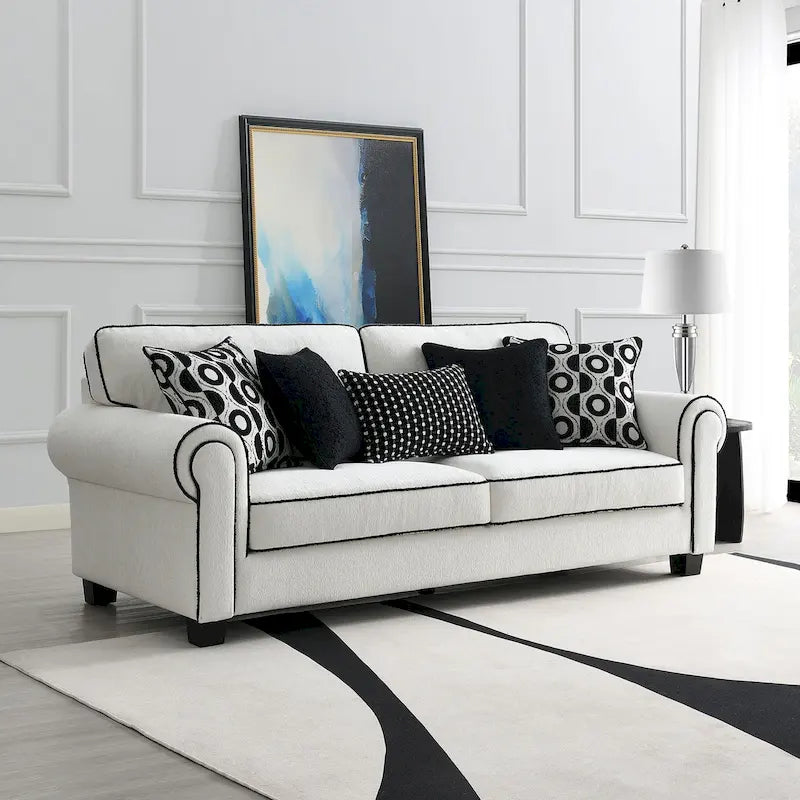 Canapé en chenille blanche avec coussins décoratifs