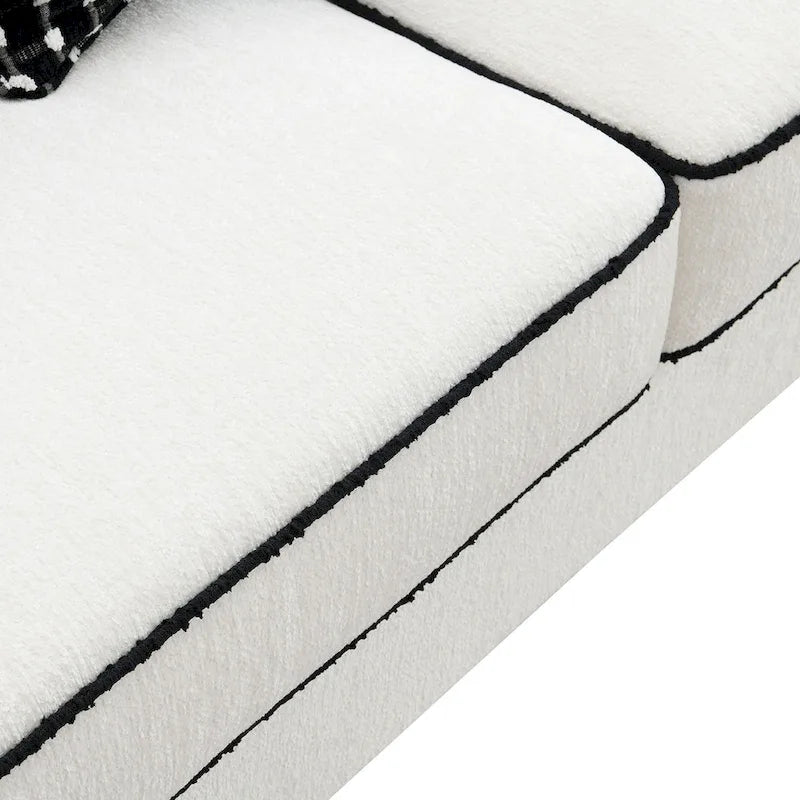 Canapé en chenille blanche avec coussins décoratifs