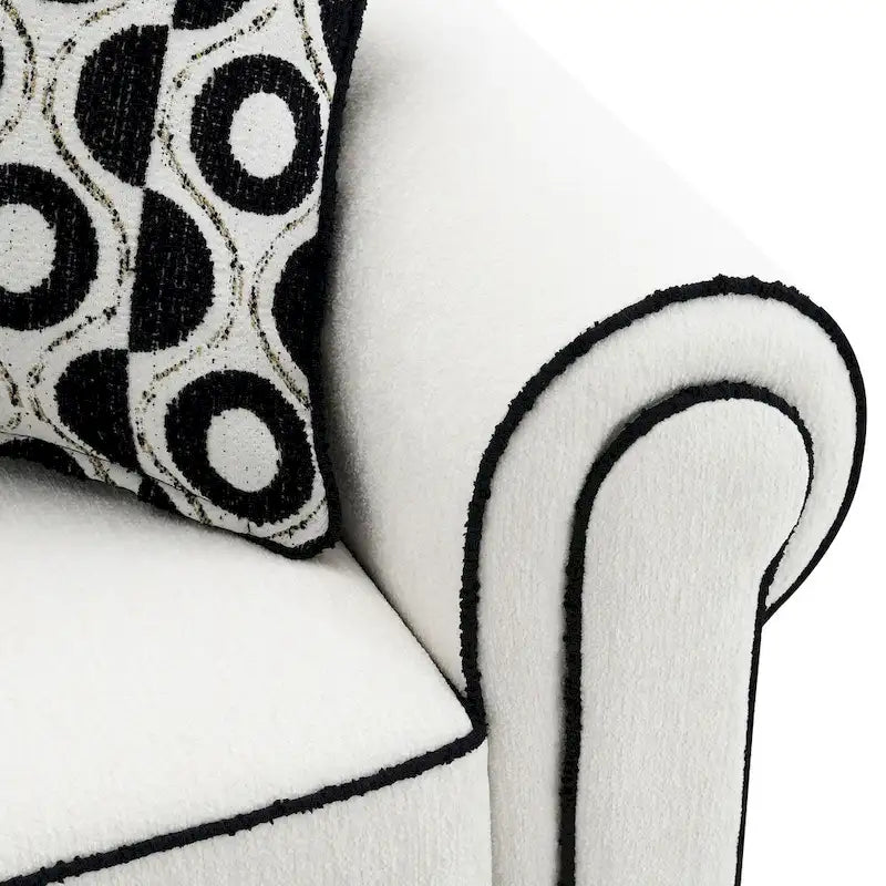 Canapé en chenille blanche avec coussins décoratifs