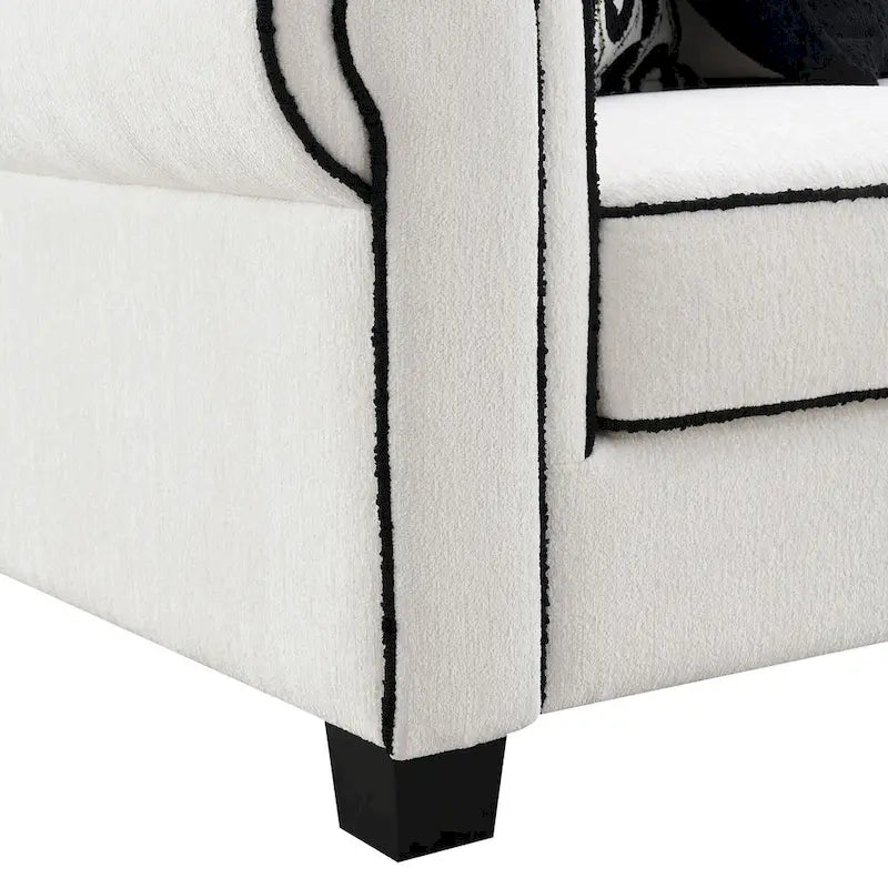 Canapé en chenille blanche avec coussins décoratifs