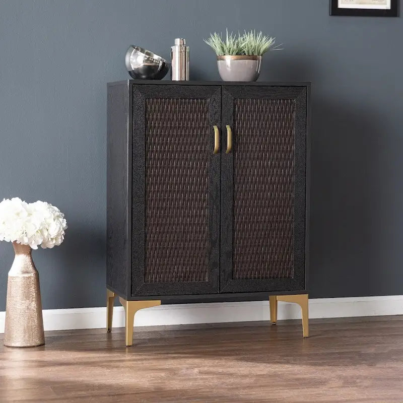Meuble bar moderne rustique noir et or avec cannage en rotin synthétique