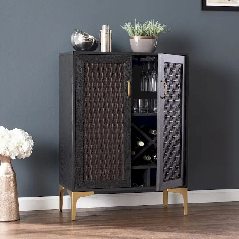 Meuble bar moderne rustique noir et or avec cannage en rotin synthétique